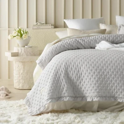 Bild av ROOM99 Molly elegant överkast i ljusgrå, 170 x 210 cm, mångsidig filt som sängöverkast eller sofföverkast, för säng och soffa, täcke, stil, perfekt sängspread