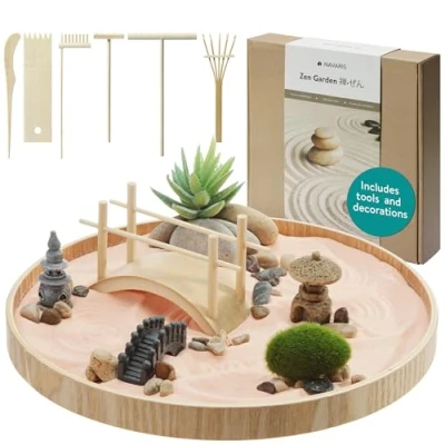 Bild av Navaris Mini Zen trädgårdssats miniatyr sandträdgård med tillbehör dekorativt zenträdgårdsset inkl. bland annat stenar kratta pagodebro rund bricka sand i rosa, 61129.02