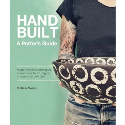 Bild av Handbuilt, A Potter&#039;s Guide: Master timeless techniques, explore new forms, dig and process your own clay