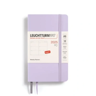 Bild av LEUCHTTURM1917 370681 Veckokalender ficka (A6) 2025, mjukt skydd, lila, engelska