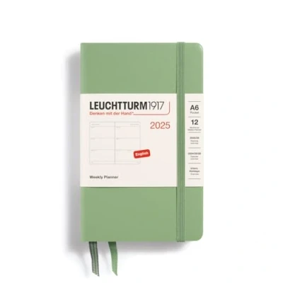 Bild av LEUCHTTURM1917 370780 Veckokalender 2025, ficka A6 hårt omslag 12 månaders planerare, linjerad salvia, engelska