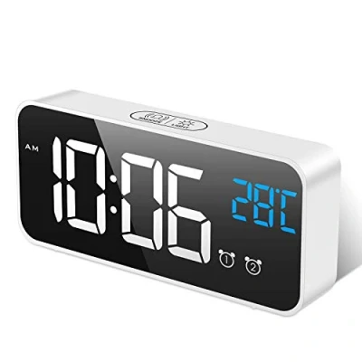 Bild av MOSUO Digital LED väckarklocka, uppladdningsbar spegelklocka till nattduksbordet, med temperaturvisning, snooze, tickar inte, justerbar volym och ljusstyrka, 2 alarmset 13 musikvarianter, vit