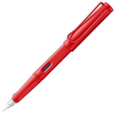 Bild av LAMY safari modern reservoarpenna 020 tillverkad av robust plast i jordgubbe med ergonomiskt handtag och stålfjäder stickbredd EF, inkl. bläckpatron T 10 blå