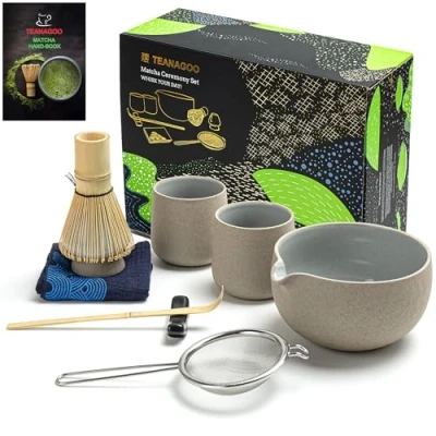 Bild av TEANAGOO Matcha Whisk Set Bowl with Pouring Spout Bamboo Scoop Holder Tea Making Kit. 1 japansk teuppsättning (7 st) + 2 koppar (7,2 oz), S2, mörkare grått, förpackning i färglåda.