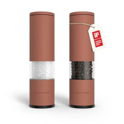 Bild av LARS NYSØM Salt och pepparkvarn 2 pack Manuell med justerbar keramisk malverk från grov till fin I Design kryddkvarnset (2 stycken) (Brick Red)
