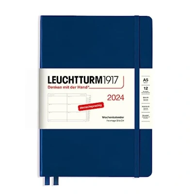 Bild av LEUCHTTURM1917 367611 Veckokalender medium (A5) 2024, med extra häfte för adresser och årsdagar, marina, tyska, 12 månader