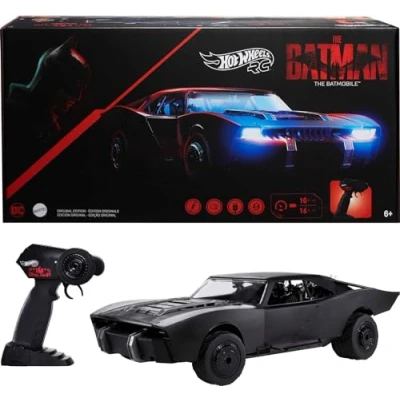 Bild av Hot Wheels R/C The Batman Batmobile, fjärrstyrd leksaksbil i skala 1:10 från filmen, USB laddningsbar fjärrkontroll, present till alla som älskar bilar och seriefigurer, 5 år HCD19
