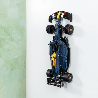 Bild av Brickify Väggfäste kompatibel med Lego Technic Red Bull RB20 42206 Visa din bil säkert set ingår inte