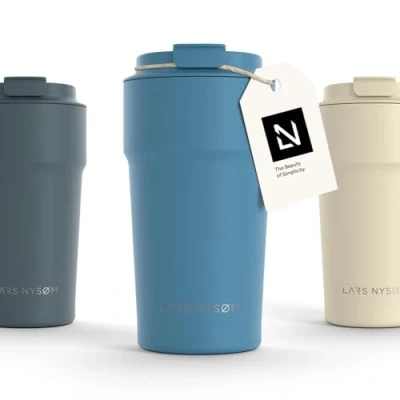 Bild av LARS NYSØM Thermo Kaffeebecher to go 500ml er Travel Mug 0,5 Liter med isolering Utsläppssäker rostfri termosmugg för kaffe och te på språng Teebecher (Calypso Blue, 500ml)