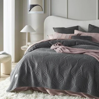 Bild av ROOM99 Feel elegant överkast i mörkgrå, 200 x 220 cm, mångsidig, filt, sängöverkast eller sofföverkast, för säng och soffa, täcke, stil, perfekt som bedspread sammet