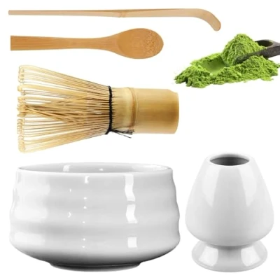 Bild av matcha teset, kvast set med visp, kvasthållare, skål av keramik, 2 teskedar, japanska tillbehör för ceremoni, perfekt tillagning, vit