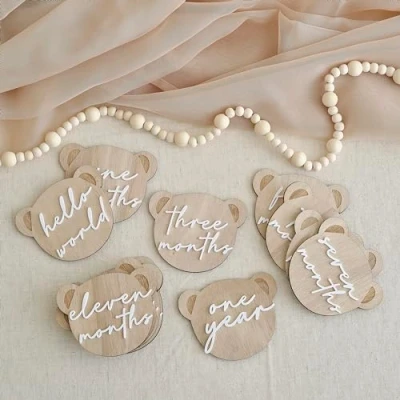 Bild av Ginger Ray 13 x trä nallebjörn formad milstolpe 1 Hello World skylt baby shower present, neutral