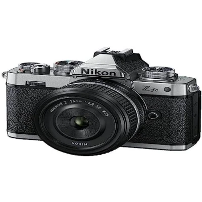 Bild av Nikon Z fc KIT 28 1:2.8 SPEZ. Utgåva (20,9 MP, OLED sökare med 2,36 miljoner bildpunkter, 11 bilder per sekund, hybrid AF fokus assistent, ISO 100 51.200, 4K UHD video) silver/svart