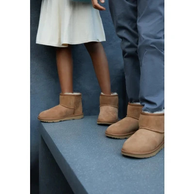 Bild av UGG DS&#039; CLASSIC MINI II unisex barn Klassisk stövel, Hasselnöt, 32.5 EU