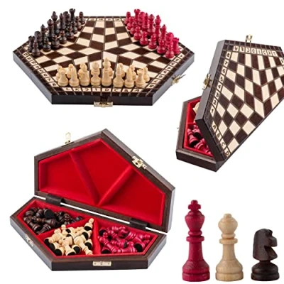 Bild av Master of Chess Träschackbräde för 3 Personer 28 x 33 cm Handgjort Litet Portabelt Schackbräde Hopfällbart Schackset Barn och Vuxna Dekorerat med Traditionella Pyrograverade Design