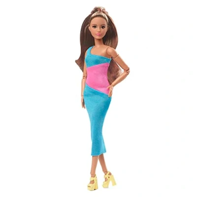 Bild av Barbie Looks docka, brunett, färgglad midiklänning med en bar axel, styling och posering, modesamlarobjekt, signaturstilar HJW82