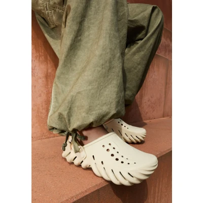 Bild av Crocs ECHO Unisex Slipins, Storlek: 36 37, Bone/black Konstmaterial