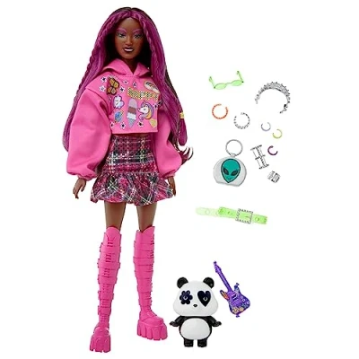 Bild av Barbie docka med panda, Extra, barnleksaker, kläder och accessoarer, rosaslingat brunt hår, grafisk huvtröja rutig kjol, HKP93
