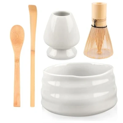 Bild av matcha set i 5 delar, finns med matchande skål av keramik, kvast, kvasthållare, slev, tesked, presentförpackning förpackning, teset för japansk teceremoni, handgjord