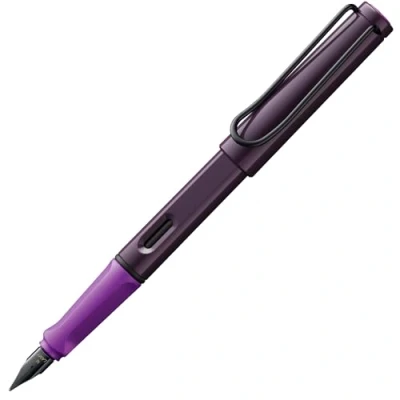 Bild av Lamy safari violet blackberry reservoarpenna med ergonomiskt handtag och svart stålfjäder i linjebredd F ASA plast inkl. bläckpatron T 10 blå högerhänt