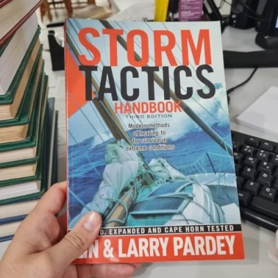 Bild av Storm Tactics Handbook: Modern Methods of Heaving To for Survival in Extreme Conditions