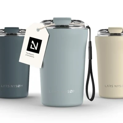 Bild av LARS NYSØM Thermo Kaffeebecher to go med bärrem &amp; Tritan lock er Travel Mug 0,38 liter isolering Läcksäker rostfri termosmugg för kaffe te (Sky Blue, 380ml)