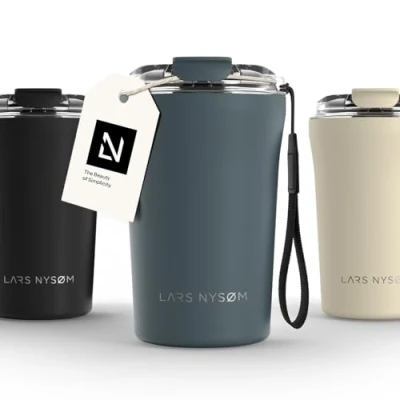 Bild av LARS NYSØM Thermo Kaffeebecher to go med bärrem &amp; Tritan lock er Travel Mug 0,38 liter isolering Läcksäker rostfri termosmugg för kaffe te (Stone Blue, 380ml)