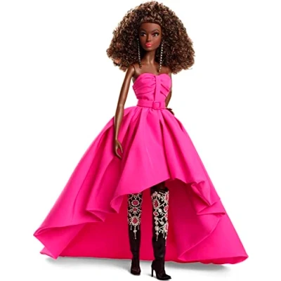 Bild av Barbie Signature Pink Collection docka 4, (mörkbrunt lockigt hår) med Silkstone kropp klädd i taftklänning, present till samlare, HBX96