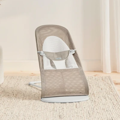 Bild av BabyBjörn Balance Soft Babysitter Mesh, Gråbeige/Vit