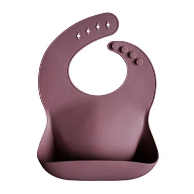 Bild av Mushie Silikonhaklapp Justerbar Passform Vattentäta Haklappar Lätt att rengöra Matningshaklappar 4 Justerbara Storlekar med Djupa Framfickor Designad i Sverige (Dusty Rose)