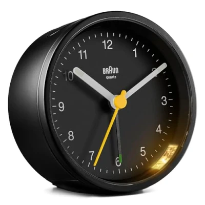 Bild av Braun klassisk analog väckarklocka med snooze och ljus, tyst kvartsrörelse, Crescendo piplarm i svart, modell BC12B.