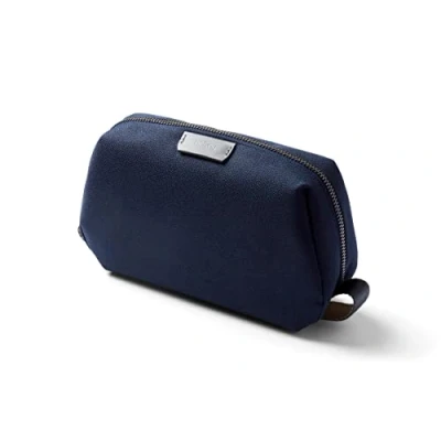 Bild av Dopp Kit Bellroy, reseutrustning, vattentåligt tyg necessär (toalettbehov, parfym, raktillbehör, hårborste, tandborste), Marin, Toiletry resväska med