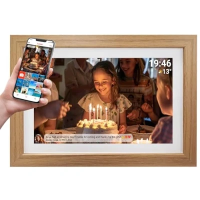 Bild av Denver PFF 1543LW Digital Wi Fi bildram 15,6 tums full HD IPS pekskärm, integrerad FRAMEO programvara, trådlös delning, timerfunktion, träram ljus