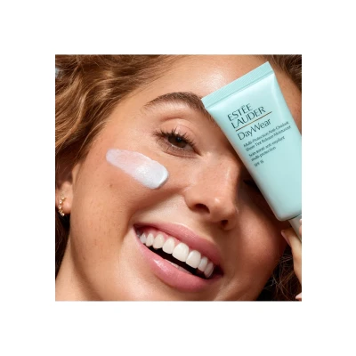 Bild av Estée Lauder Daywear Sheer Tint Release Moisturizer SPF 15 50 ml