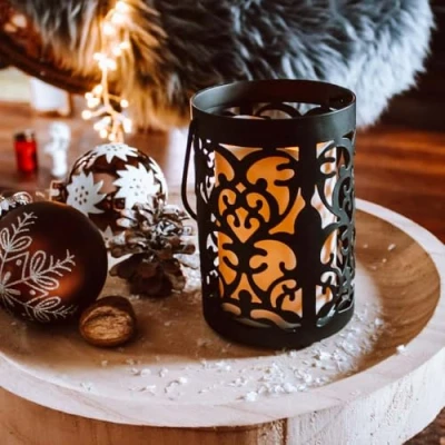 Bild av Hellum LED lykta med ljus, tillverkad av metall ornament, för ljus batteri (2 x AA, ingår ej) svart handtag, dekoration inuti 10 15 cm 150926