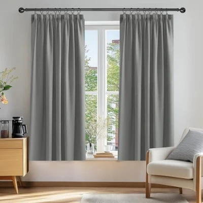 Bild av Deconovo mörkläggningsgardiner supermjuka värmeisolerade energibesparande pennveck för sovrum 132 x 137 cm ljusgrå 2 paneler