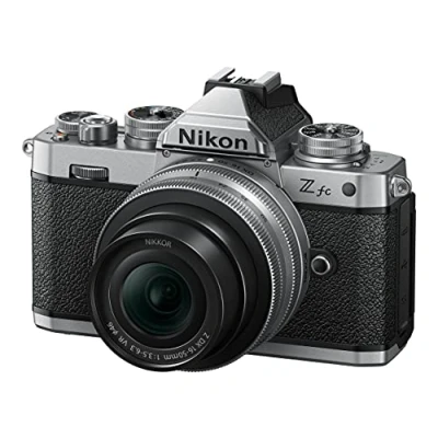 Bild av Nikon Z fc KIT DX 16 50 mm 1:3,5 6,3 VR Silver Edition (20,9 MP, OLED sökare med 2,36 miljoner bildpunkter, 11 bilder per sekund, hybrid AF fokus assistent, ISO 100 51.200, 4K UHD video)