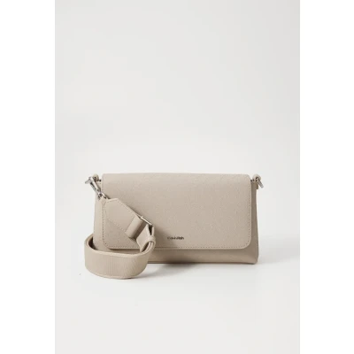 Bild av Calvin Klein kvinnors Ck MST Ap Dbl STRPS Lv04f3101g Crossover, Brun (Chateau), en storlek