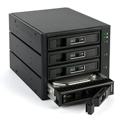 Bild av FANTEC 2192 BP T3141 SAS I,II SATA I, II, III bakpresenning för 4 x 3,5 tum/2,5 tum HDD/SSD i en 3 5,25 tums inmatning. Med 80 mm fläkt på baksidan. Aluminiumhölje och svart front