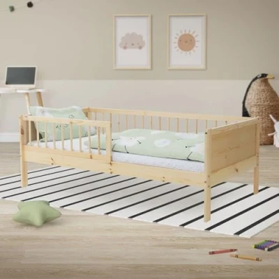 Bild av Barnsäng 80x160 cm med spjälskydd och fallskydd i naturligt furuträ ML design