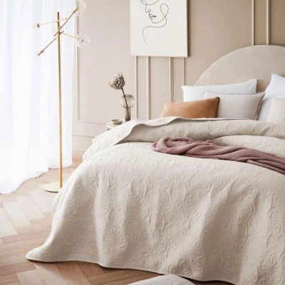 Bild av ROOM99 Leila elegant överkast i gräddvit 220 x 240 cm, mångsidig filt som sängöverkast eller sofföverkast, för säng och soffa, täcke, stil, perfekt sängspread