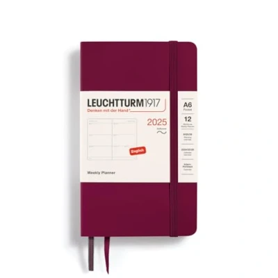 Bild av LEUCHTTURM1917 370682 Veckokalender 2025, Pocket A6 Softcover 12 månaders planerare, linjerad Port Red, engelsk