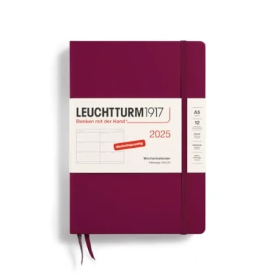Bild av LEUCHTTURM1917 370543 Veckokalender 2025, medium A5 inbunden 12 månaders planerare, 80 g, linjerad port röd