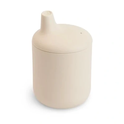 Bild av Mushie Pipmugg i Silikon Rekommenderad ålder: Från 6 månader Rymmer: Ca 175 ml Tål Diskmaskin och Mikrovågsugn Material: 100% Livsmedelsgodkänd (Shifting Sand)