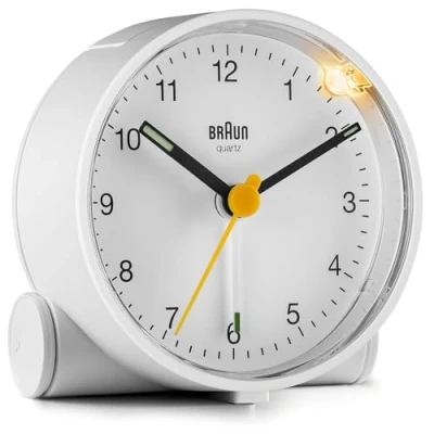Bild av Braun Classic Analogue Alarm Clock with Snooze and Light, Quiet Quartz Movement, Crescendo Beep in White, model BC01W.
