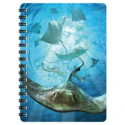 Bild av 3D LiveLife Jotter Stingrocka från Deluxebase. Linskulär Ocean A6 Spiralbok med vanligt återvunnet papperstyg. Konstverk licensierat den kända konstnären Jerry LoFaro.