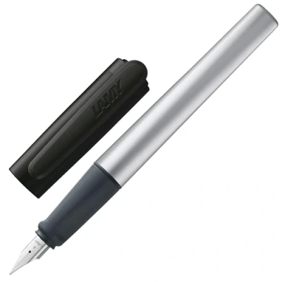 Bild av Lamy nexx svart reservoarpenna med halkfritt handtag och polerad stålfjäder i linjebredd A triangulärt aluminiumhölje inkl. bläckpatron T 10 blå högerhänt
