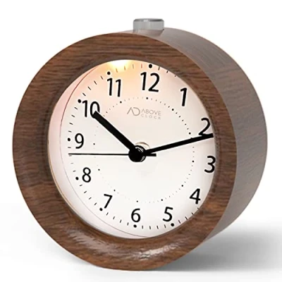Bild av AboveClock väckarklocka analog utan tickande, trä med snooze, batteridriven retro analog, bordsklocka nattljus 1 x AA batteri krävs naturligt i brunt
