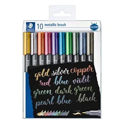 Bild av STAEDTLER metallic brush Marker, Pinselspitze, Lininenbreite 1 2 mm, deckend auf hellem und dunklem Papier, leicht abwischbar von glatten Oberflächen, 10 Marker in transparentem Etui, 8321 TB10