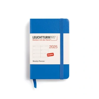 Bild av LEUCHTTURM1917 370679 Veckokalender 2025, mini A7 inbunden 12 månaders planerare, linjerad sky, engelsk